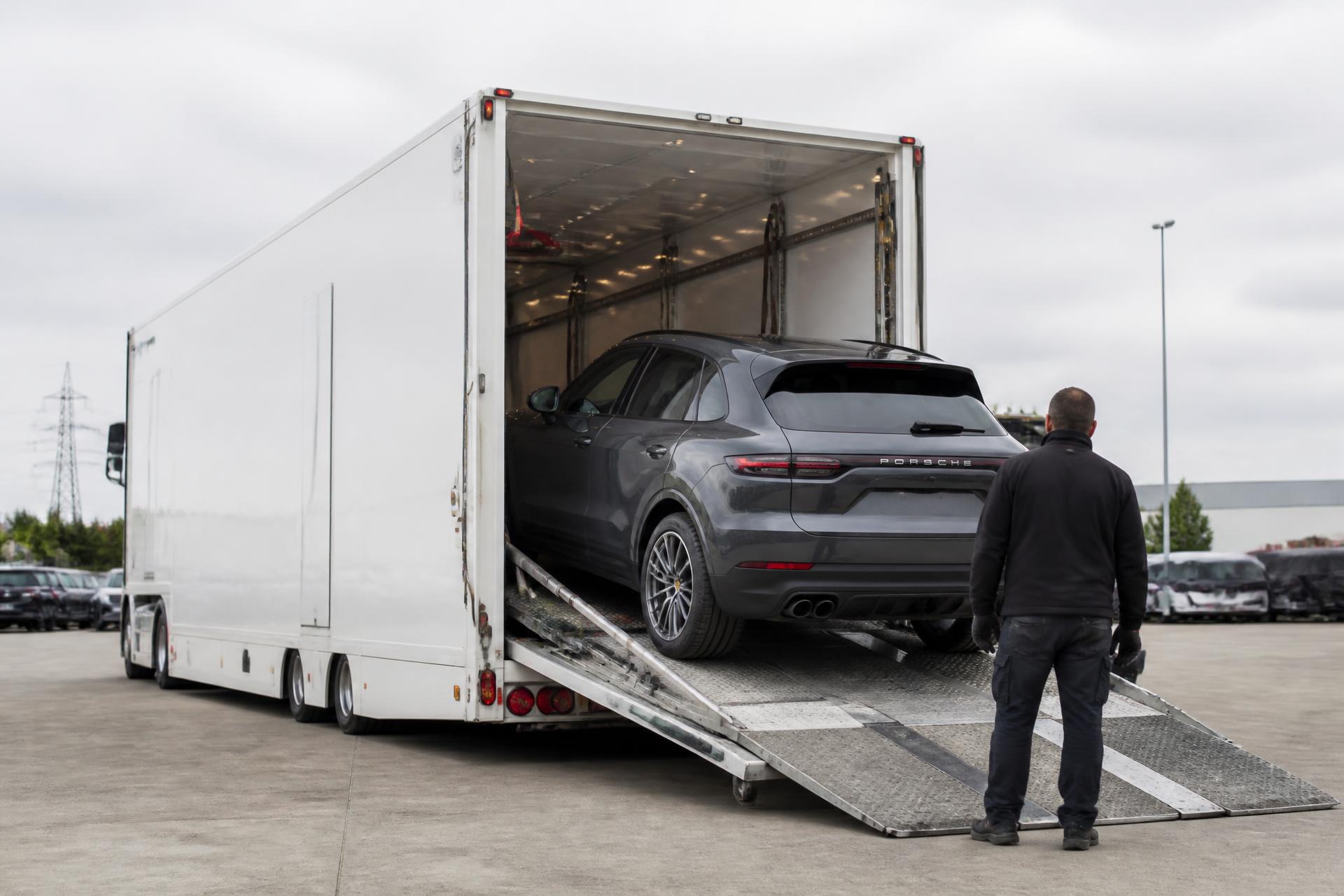 Autotransporter auf der Autobahn